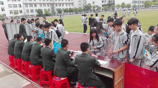 说明: F:\活动资料\活动剪影\校园征兵宣传暨政策咨询活动\2.jpg