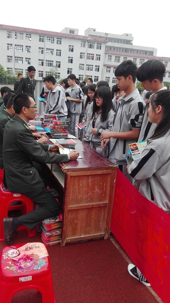 说明: F:\活动资料\活动剪影\校园征兵宣传暨政策咨询活动\3.jpg