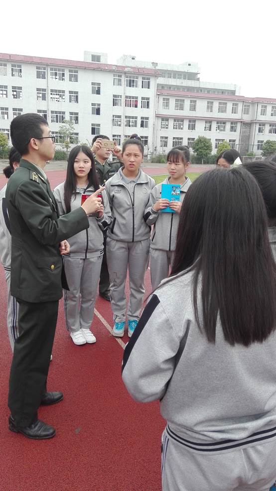 说明: F:\活动资料\活动剪影\校园征兵宣传暨政策咨询活动\1.jpg