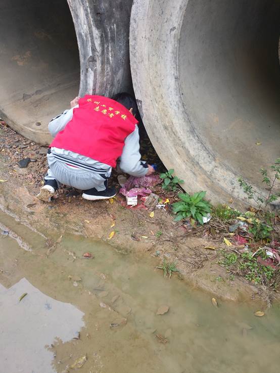 说明: F:\活动资料\校园网德育建设资料\志愿者4.jpg