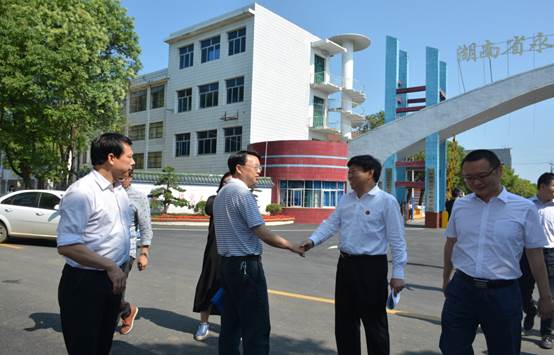 说明: C:\Users\永州工贸1234\Desktop\杨清平主任（左三）在党建联盟阵地听取基地和中建设情况介绍 (2).jpg