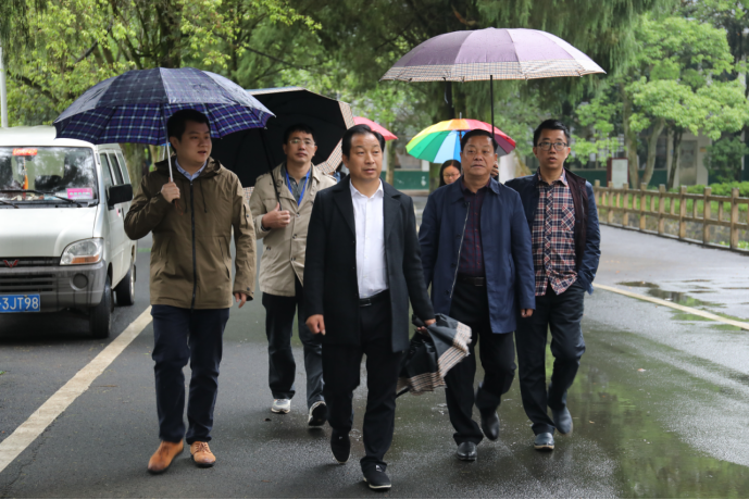 全国劳模王洪元深入我校考察培训工作