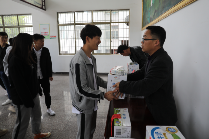 送温暖“四个一”为毕业班高考保驾护航