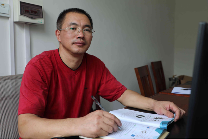 冰心一片赴天山，丹心热血沃新花