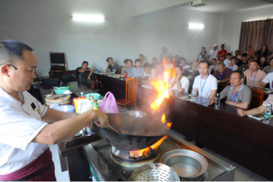 锅勺碰撞，“炒”出致富之路