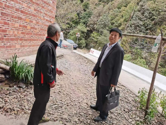  党建活动下基层  群众疾苦挂心间