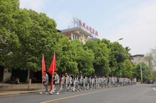 徒步10公里，祭奠革命英烈