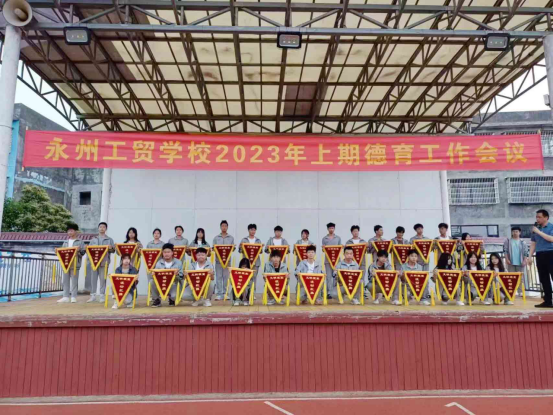 评比出特色，德育显成果